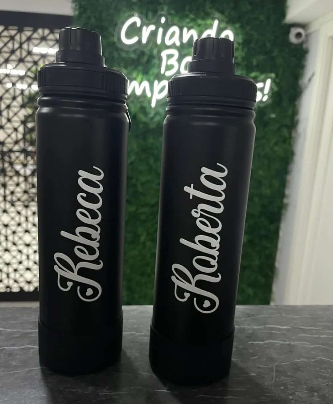 Garrafas gravadas, brindes corporativos personalizados produzido pela Anglo Digital em Novo Hamburgo