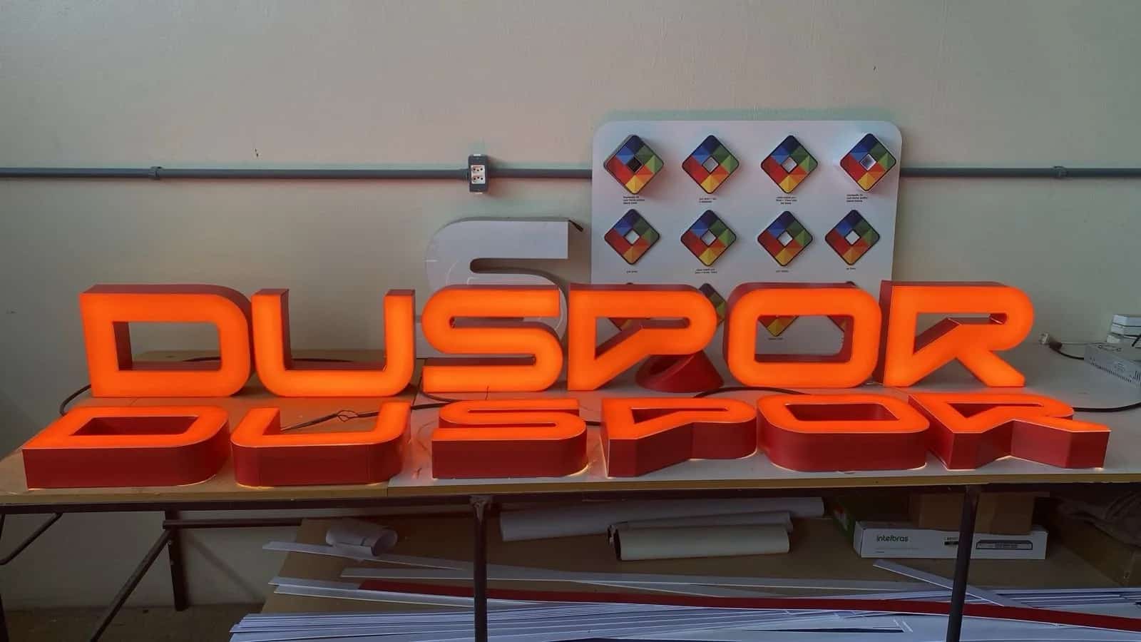 Fachadas e letras caixa: letras caixa com led