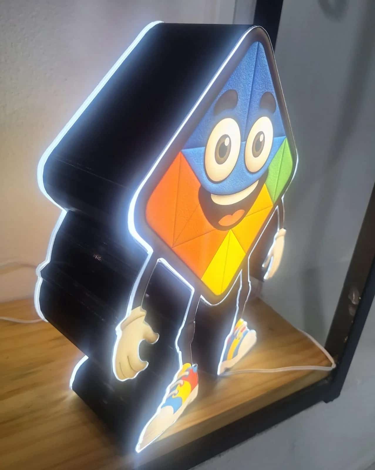Mascote com LED, corte a laser e router cnc produzido pela Anglo Digital em Novo Hamburgo