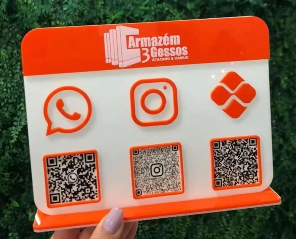 Placa com QR Code, corte a laser e router cnc produzido pela Anglo Digital em Novo Hamburgo