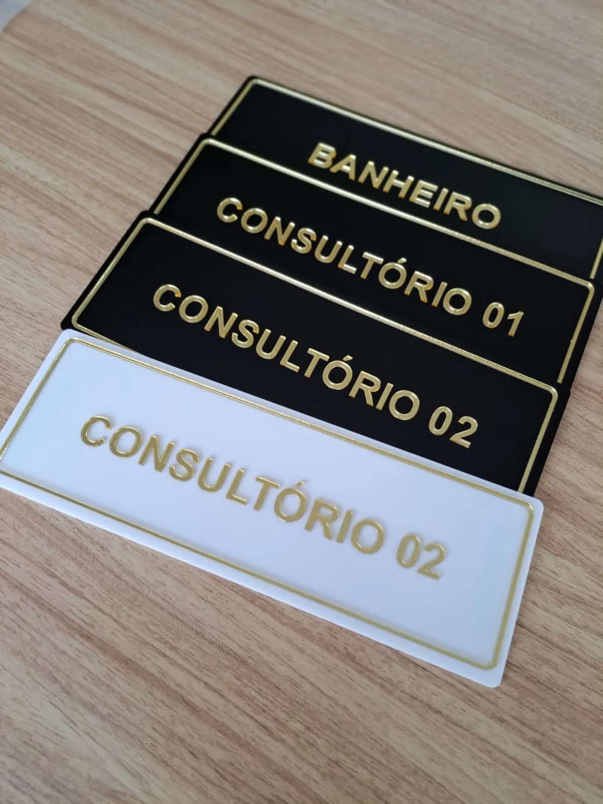 Placas de porta em acrílico, corte a laser e router cnc produzido pela Anglo Digital em Novo Hamburgo