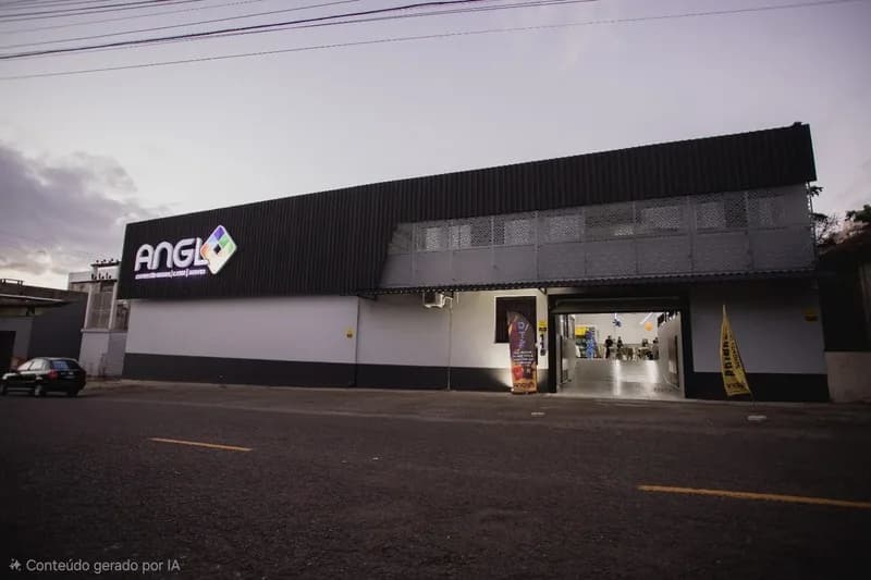 Fachada da Anglo Digital à noite, na R. Luiz de Camões, 115, Novo Hamburgo