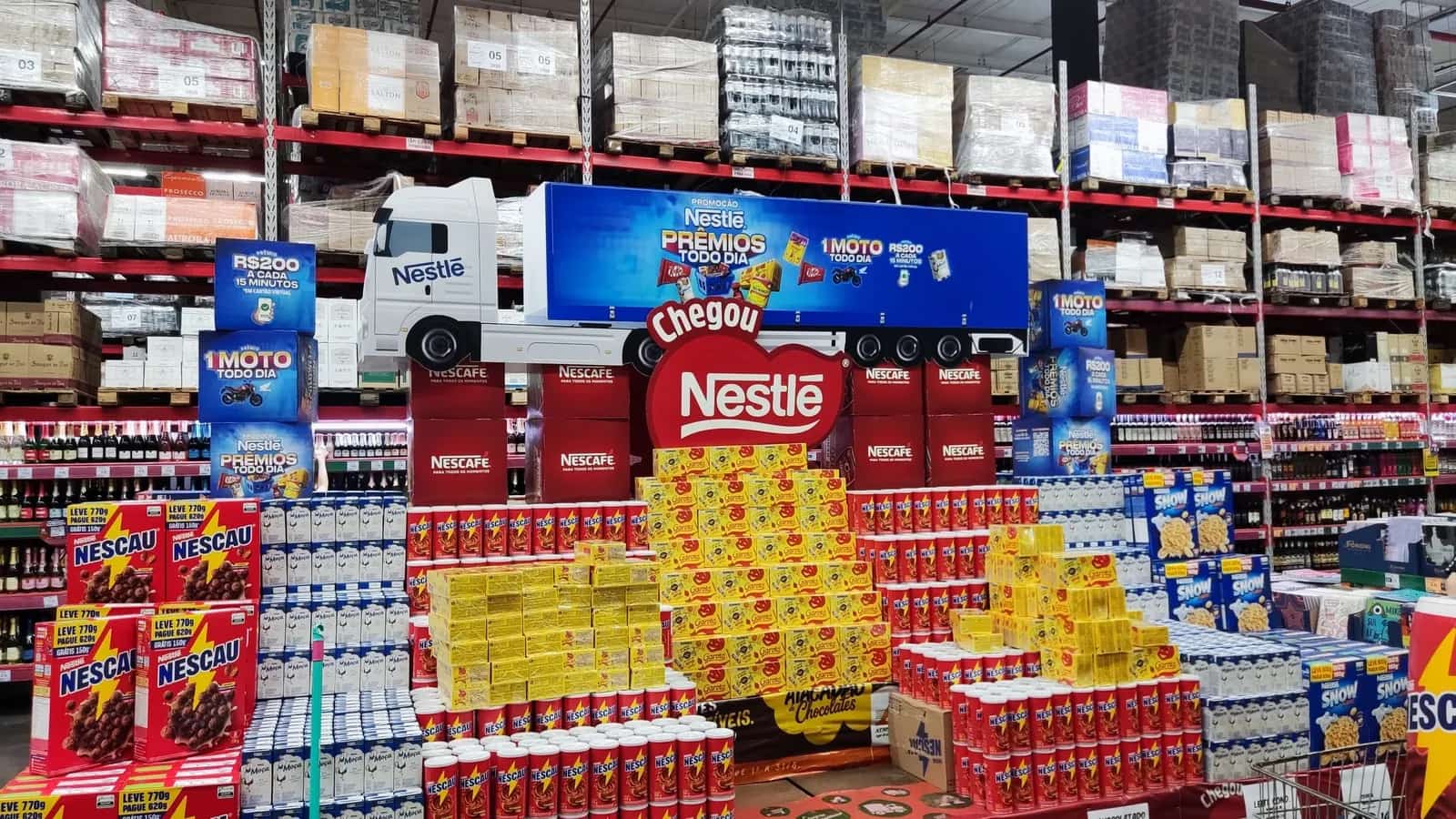 Ilha promocional montada no corredor de um supermercado