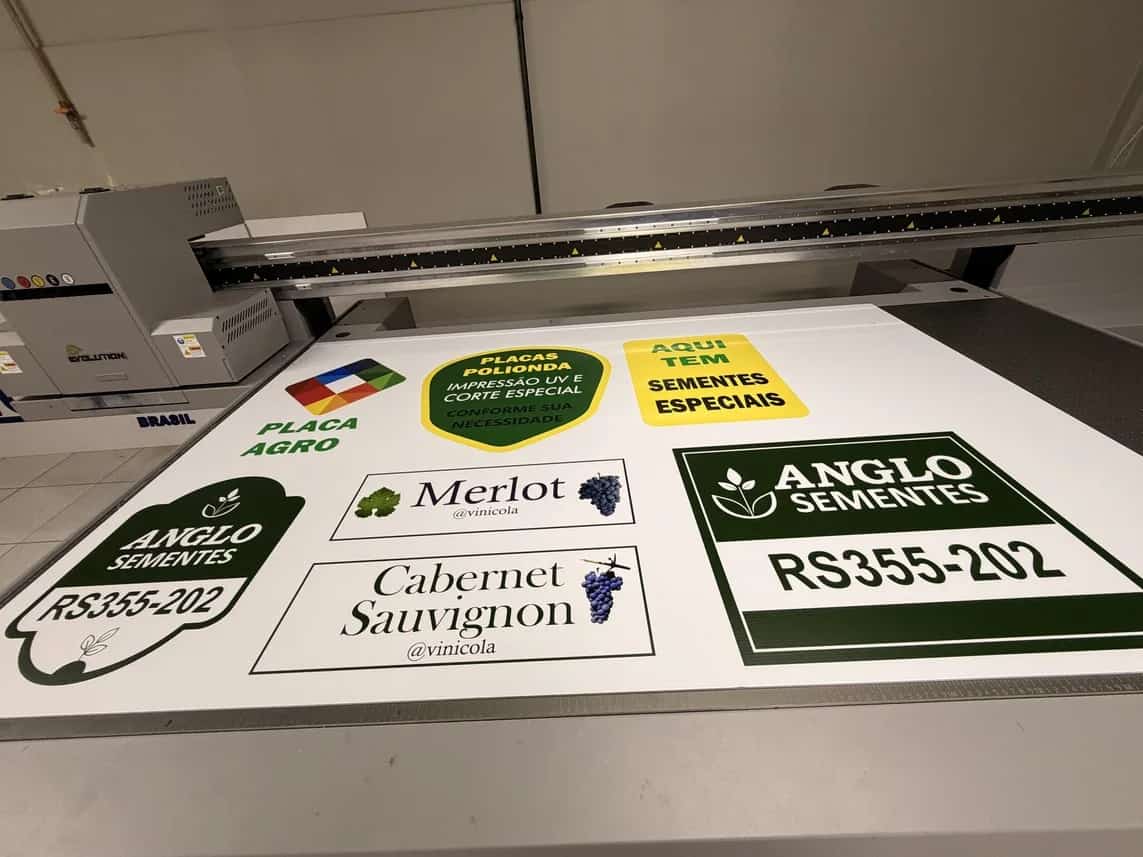 Placas rígidas com impressão UV colorida empilhadas na produção