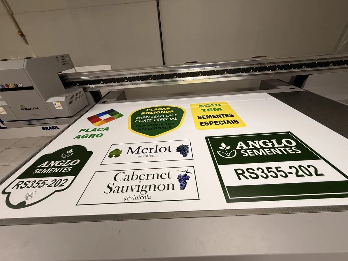 Placas rígidas com impressão UV colorida empilhadas na produção
